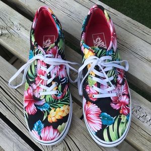 NEVER WORN women’s size 8 Van shoes.